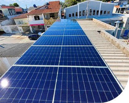Painéis solares instalados sobre a laje de um imóvel comercial