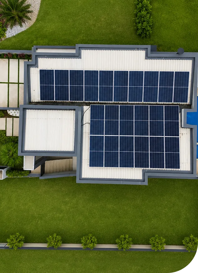 Vista aérea de painéis solares instalados pela LG5 em residência