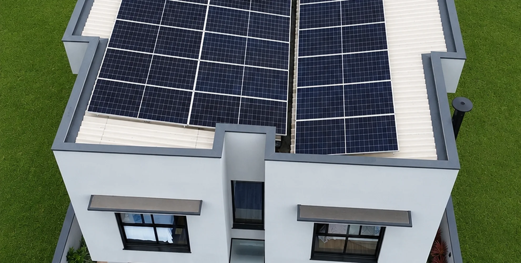 Painéis solares instalados em duas fileiras sobre o telhado metálico de uma residência